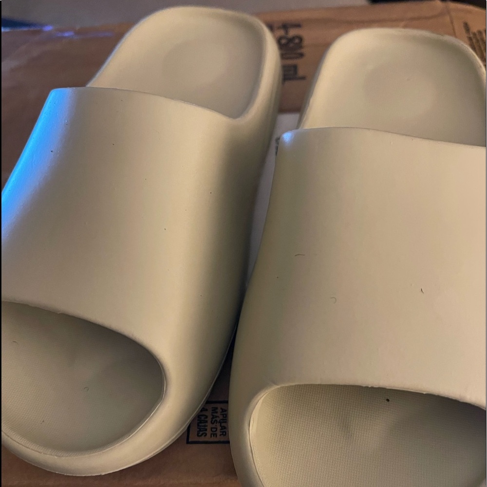 Kickies cream slides